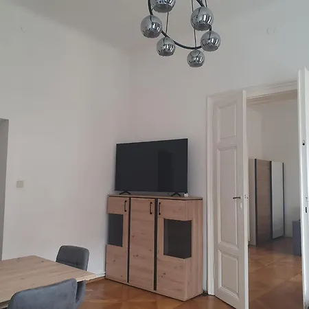 Center * Γκρατς